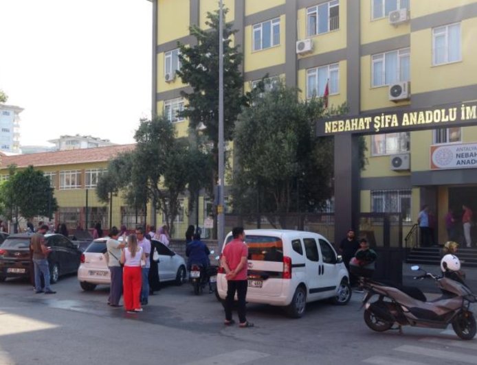 Velilerden LGS Mesaisi: Dua ve Heyecan Dolu Bekleyiş