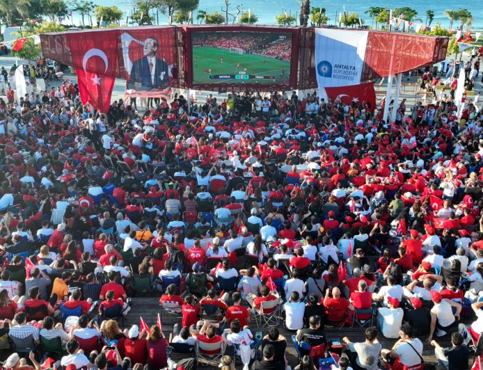 Antalyalılar Dünya Kupası heyecanını Olbia Kent Meydanı’nda yaşadı