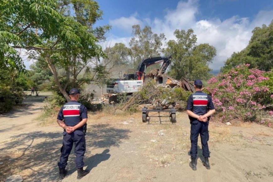 Kemer Tekirova'da Kaçak Yapılaşmaya Geçit Yok: Ruhsatsız Bungalovlar Yıkıldı