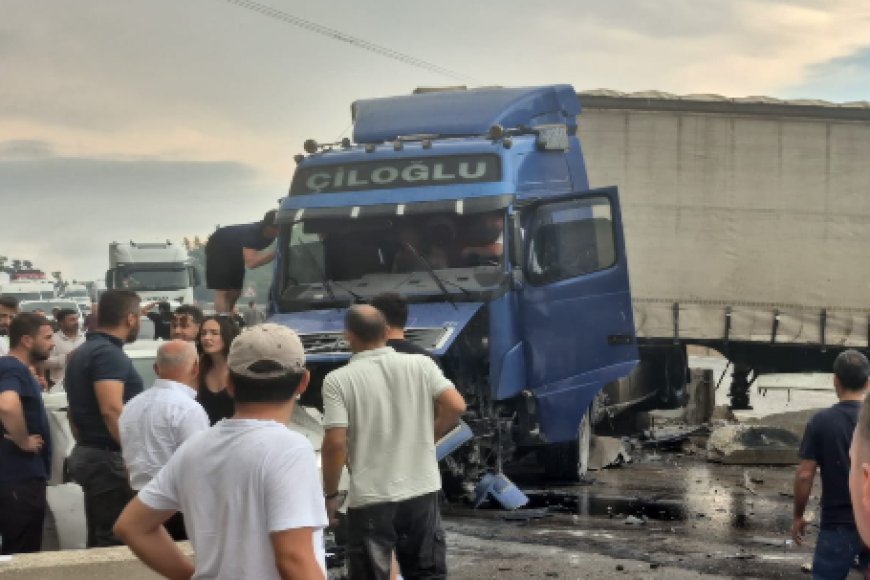 Antalya-Kemer Yolunda Tır Kazası: Trafik Tek Şeride Düştü