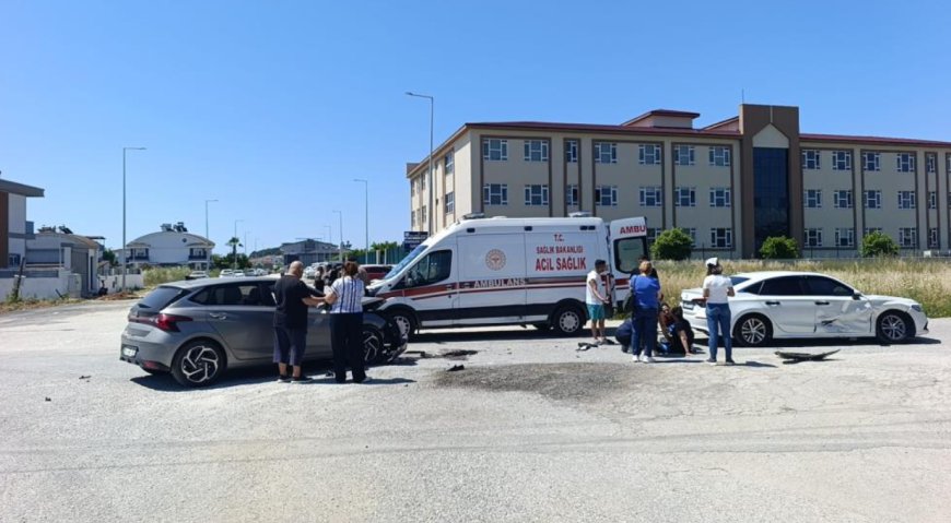 Antalya Manavgat'ta Kontrolsüz Kavşakta Kaza: 2 Yaralı