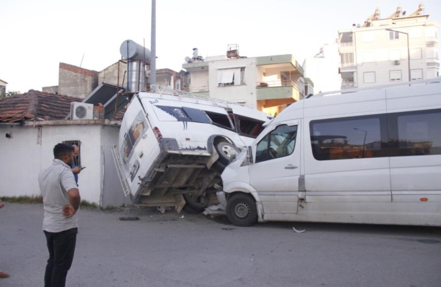 Serik'te Tarım İşçilerini Taşıyan İki Minibüs Çarpıştı: 5 Yaralı
