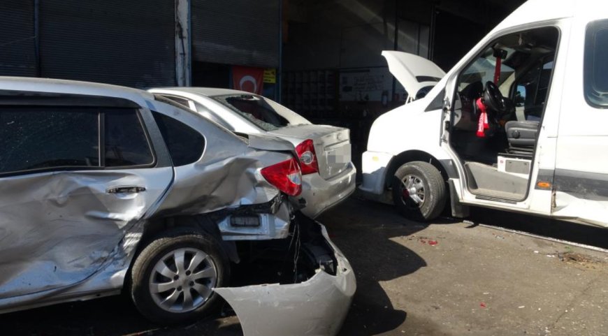 Antalya'da Kontrolden Çıkan Araç 7 Otomobile Çarptı: 1 Yaralı