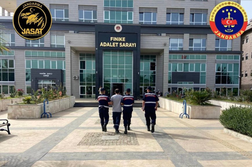 Finike'de JASAT'tan Kaçamadı! 9 Ayrı Suçtan Aranan Firari Yakalandı