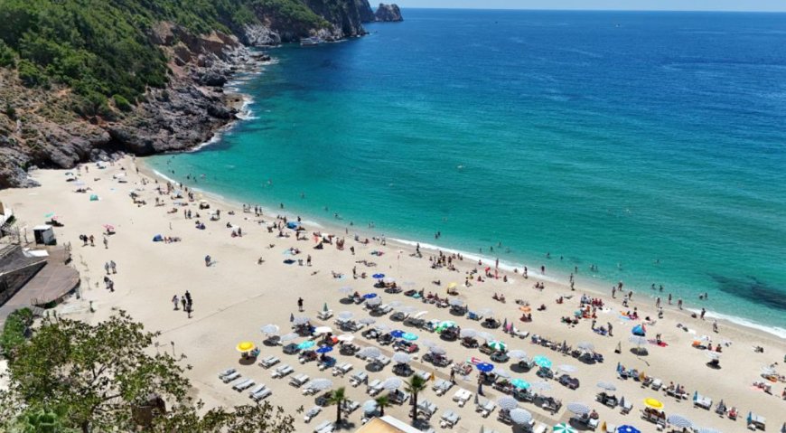 Alanya'da Yaz Erken Başladı! Kleopatra Plajı'nda Adım Atacak Yer Kalmadı