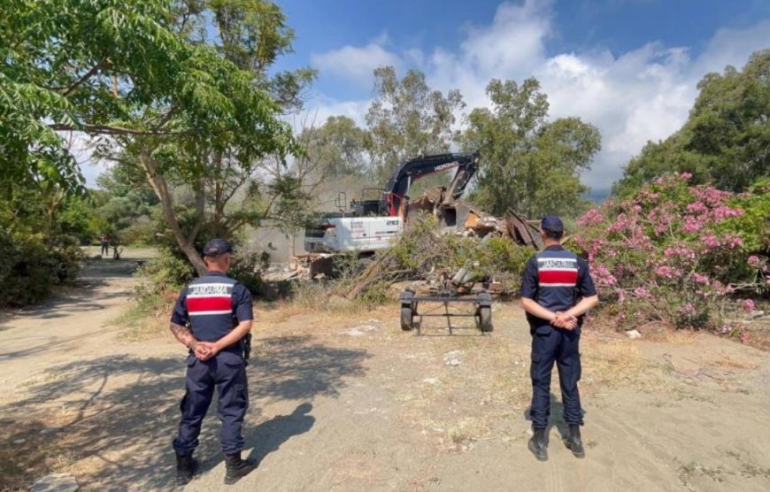 Kemer Tekirova'da Kaçak Yapılaşmaya Geçit Yok: Ruhsatsız Bungalovlar Yıkıldı