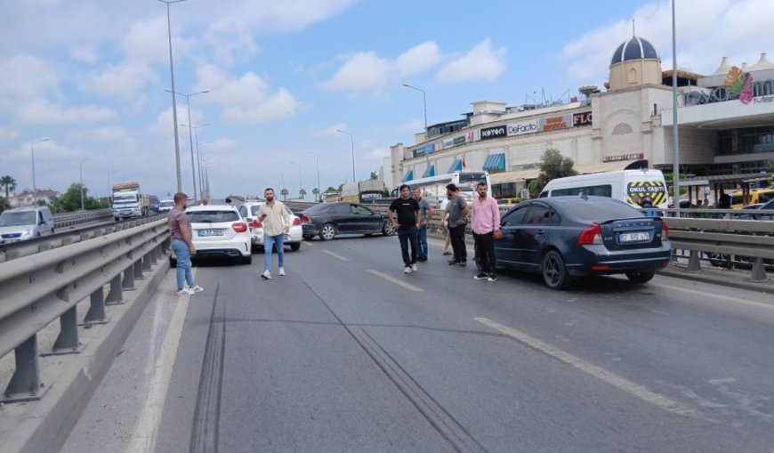 Manavgat'ta 4 Araçlık Zincirleme Kaza: D-400 Kara Yolu Ulaşıma Kapandı