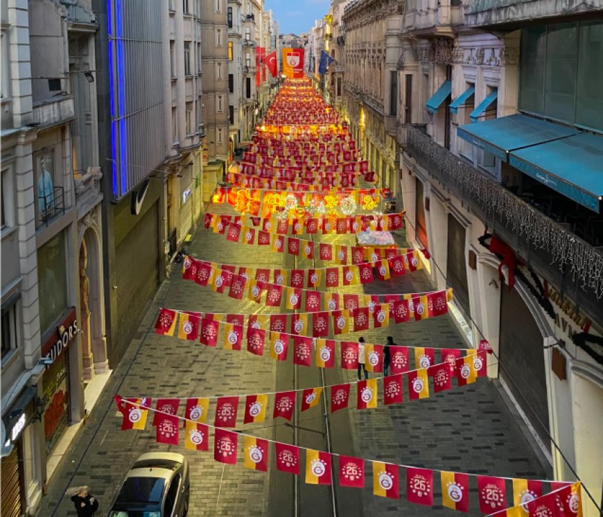 İstiklal Caddesi Sarı-Kırmızıya Büründü: Galatasaray Bayrakları Asıldı