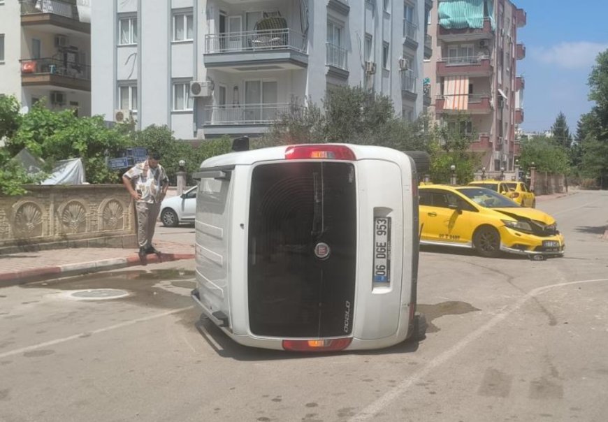 Antalya'da Feci Çarpışma! Yan Yatan Araçtan Burnu Bile Kanamadan Çıktı
