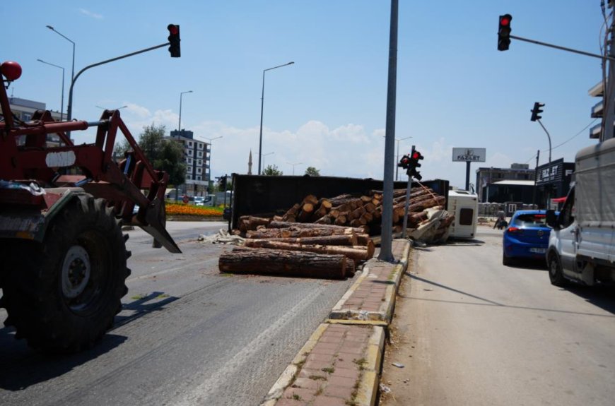 Antalya Kepez'de Kamyon Devrildi: Tomruklar Yola Saçıldı