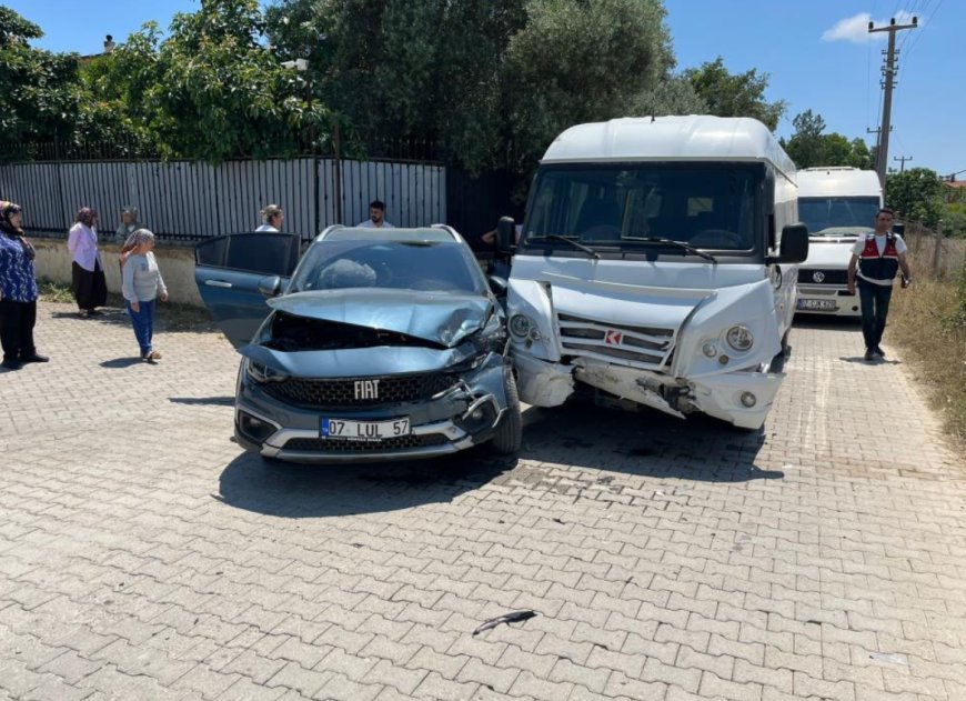 Manavgat'ta Okul Servisi ile Otomobil Çarpıştı: 9 Yaralı