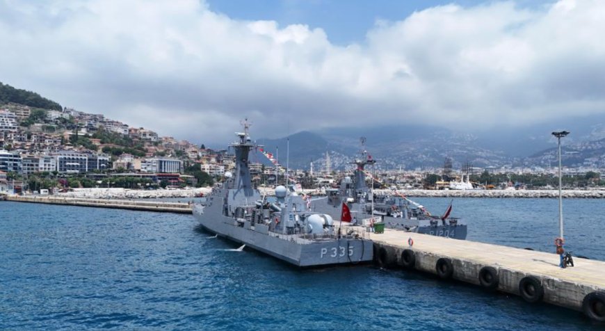 Alanya Limanı’nda Savaş Gemilerine Yoğun İlgi