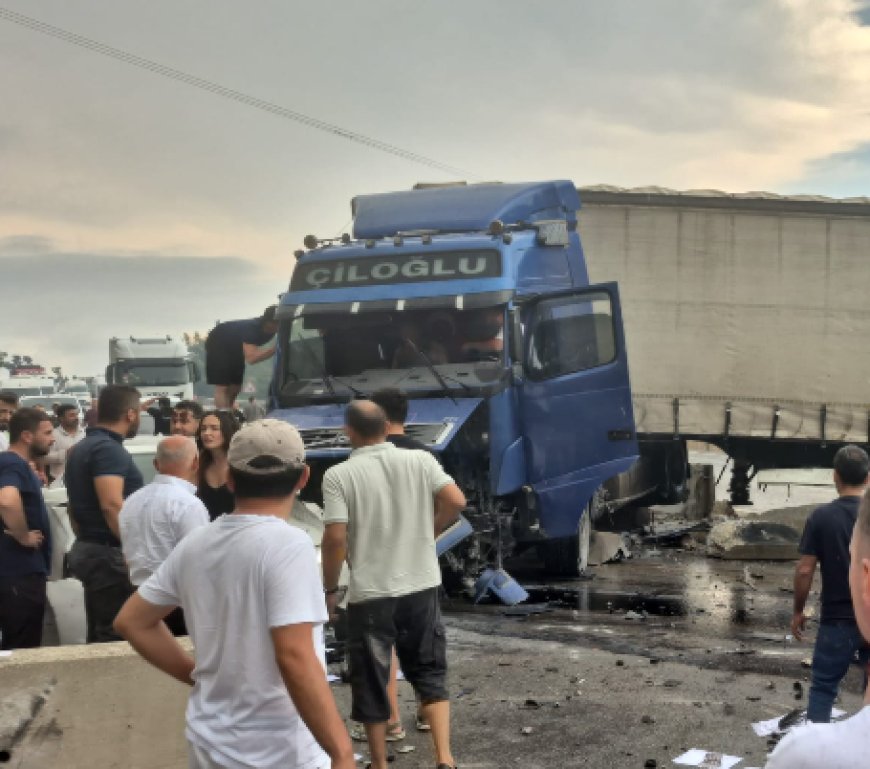 Antalya-Kemer Yolunda Tır Kazası: Trafik Tek Şeride Düştü