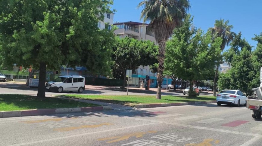 Antalya’da Yaya Geçidindeki Kadına Otomobil Çarptı