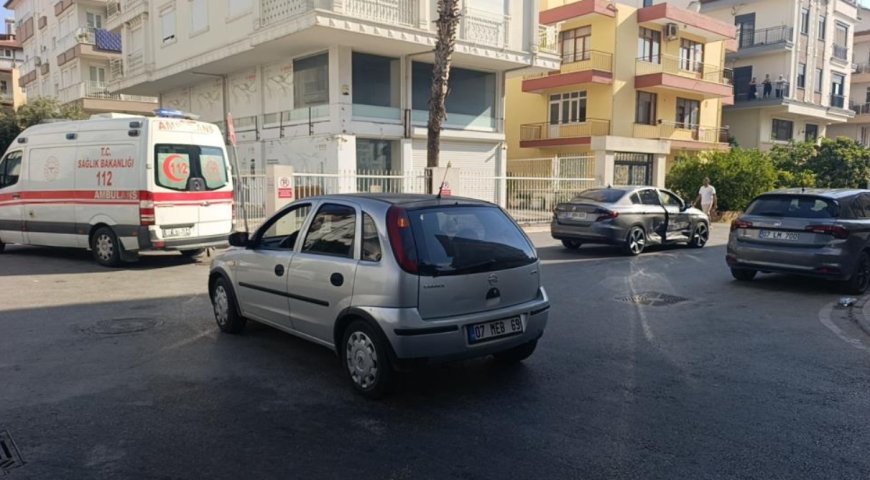 Antalya’da İki Otomobil Çarpıştı, 1 Kişi Yaralandı