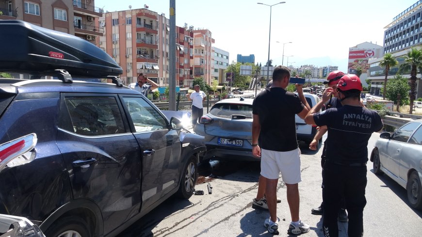 Antalya’da Üst Geçitte Zincirleme Kaza: 4 Araç Birbirine Girdi, 1 Yaralı