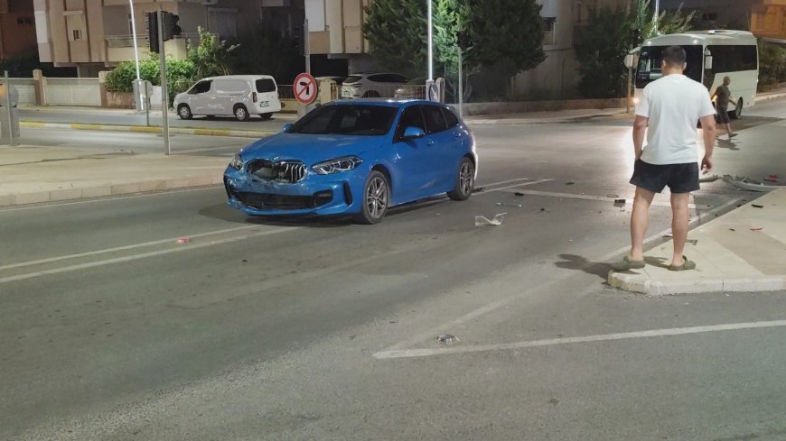 Manavgat’ta Kavşakta Kaza Kamerada: İki Otomobil Çarpıştı