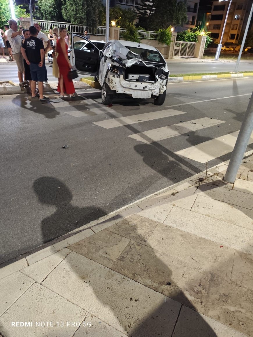 Manavgat’ta Kavşakta Kaza Kamerada: İki Otomobil Çarpıştı