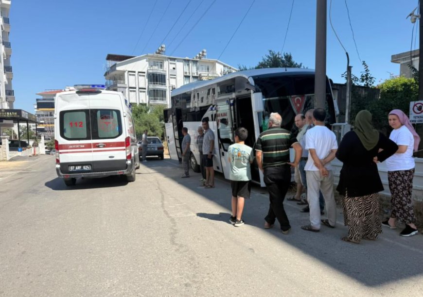 Serik’te Rahatsızlanan Servis Şoförü Direksiyon Hakimiyetini Kaybetti