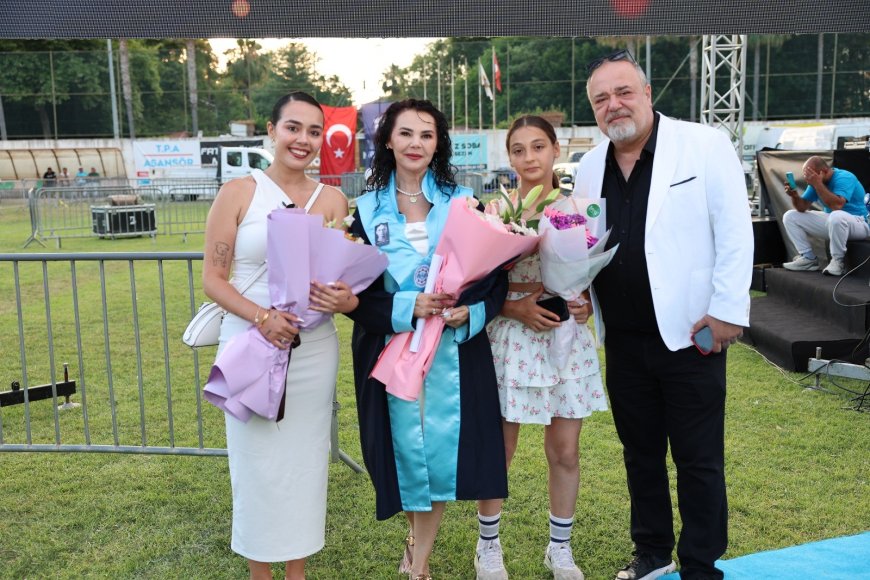 ALKÜ’de Duygulandıran Mezuniyet: 50 Yaşında Diploma Aldı, Kızının Kanseri Yendiğini Öğrendi.