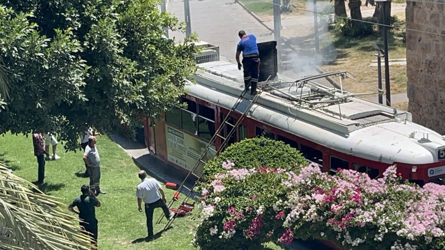 Antalya’da Nostalji Tramvayında Yangın Paniği: Esnafın Müdahalesi Facianın Önüne Geçti.