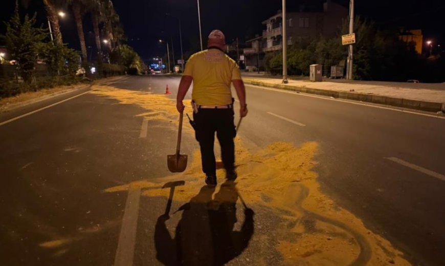 Trafik Polisinden Örnek Davranış: Yağlı Yolu Kürekle Güvenli Hale Getirdi