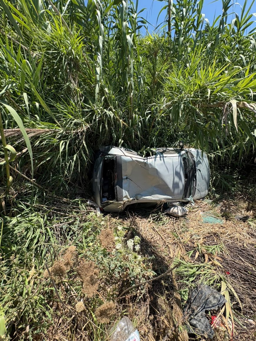 Alanya’da feci kaza: Bahçeye devrilen otomobilde 2 kişi yaralandı