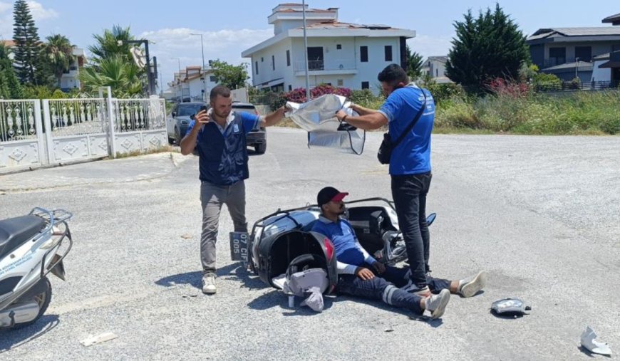 ASAT Motosikleti Otomobille Çarpıştı! Yaralı Çalışanı Güneşten Böyle Korudular