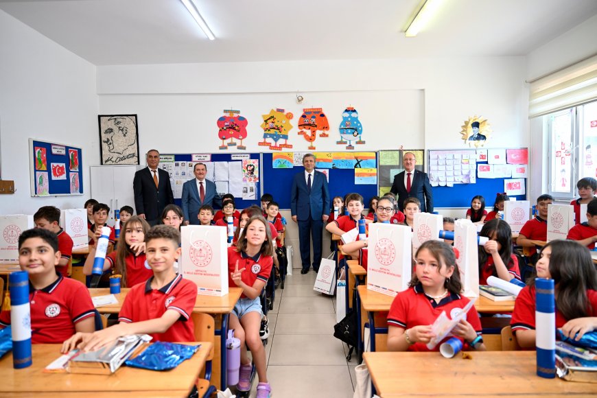Antalya'da Yarım Milyona Yakın Öğrenci Tatile Girdi: Vali Şahin'den "Ekrandan Uzak Durun" Uyarısı!