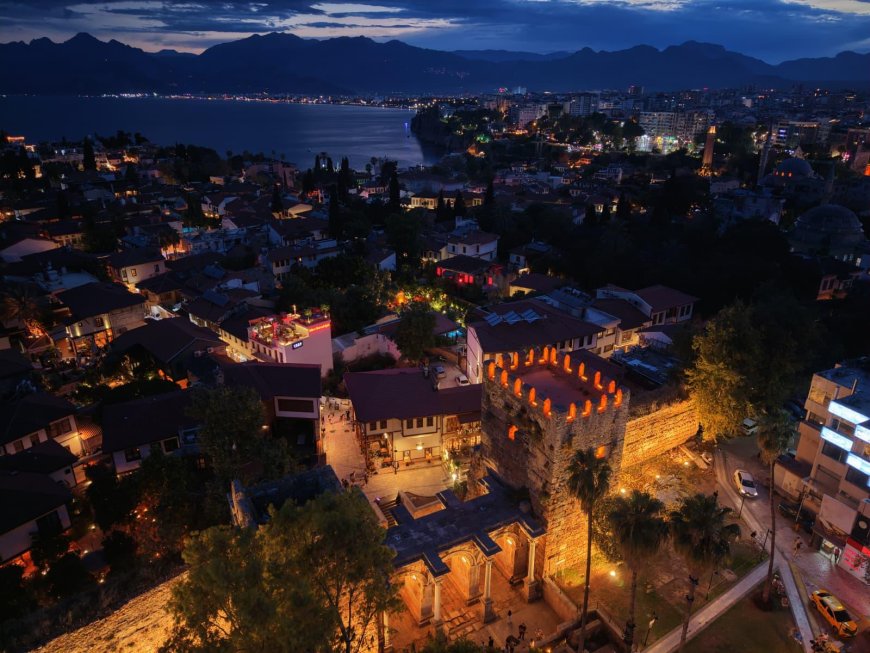 Antalya'nın 1900 Yıllık Simgesi Gece de Işıldayacak: Tarihi Üçkapılar’a Estetik Aydınlatma!