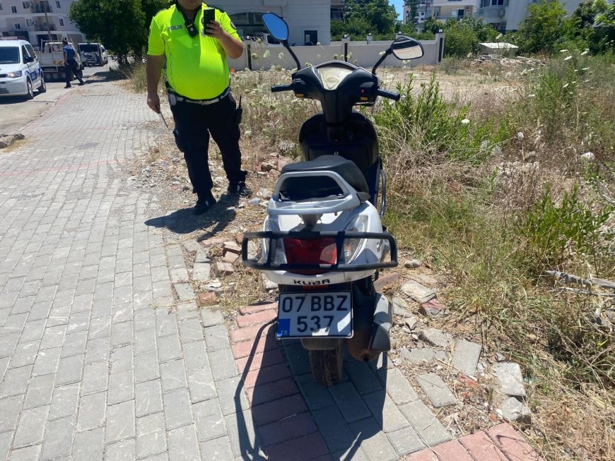 Gazipaşa’da Kamyonet ile Motosiklet Çarpıştı: Kadın Sürücü Savrularak Yaralandı!