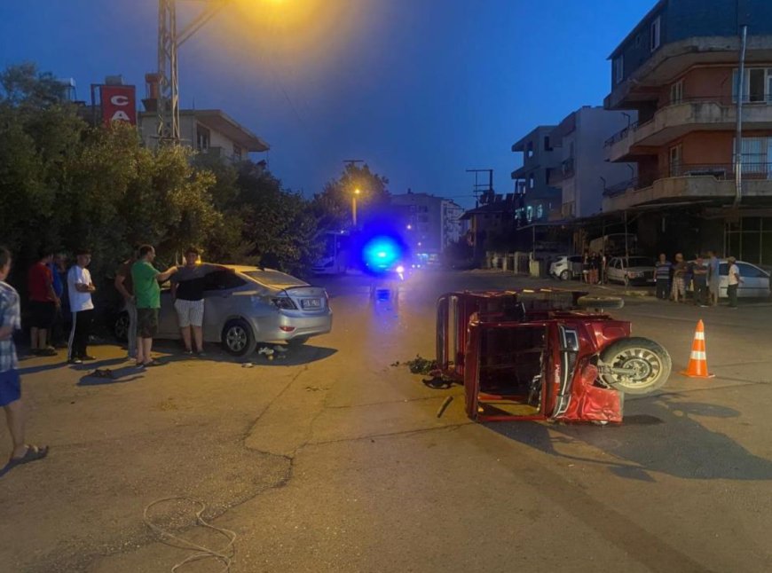 Antalya Serik'te Otomobil ile Elektrikli 3 Tekerlekli Motosiklet Çarpıştı: 4 Yaralı