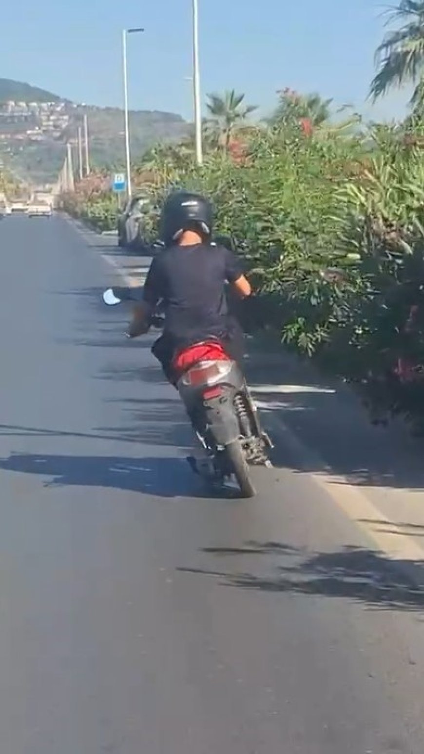Alanya’da Trafikte Akılalmaz Görüntüler: Elektrikli Motosikletin Üzerine Çıkıp Kollarını Açarak İlerledi!