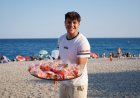 Antalya'da Yörük Geleneğini Yaşatan "Karpuz Sandviç" Sıcakta Bunalanların Gözdesi Oldu