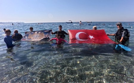 Antalya'da Kabotaj Bayramı Deniz Altında Türk Bayrağıyla Kutlandı