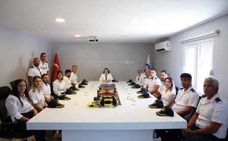Başkan Vekili Büşra Özdemir'den Denizcilere Telsiz Anonslu Kutlama: "Denizlerimizin Kıymetini Biliyor, Koruyoruz"