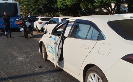 Antalya'da Halk Otobüsü ile 2 Otomobil Çarpıştı: 3 Araç Hasar Gördü