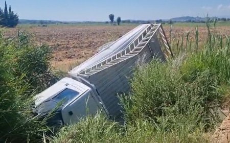Manavgat’ta Kamyonet Sulama Kanalına Uçtu: 2 Yaralı!