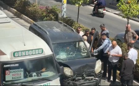 Manavgat’ta Yayaya Yol Veren Minibüse Arkadan Çarptı: O Anlar Kamerada!