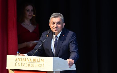 Antalya Bilim Üniversitesi'nde Mezuniyet Coşkusu! 76 Genç Diş Hekimi Mesleğe İlk Adımını Attı