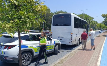Manavgat'ta Motosiklet Otel Servisine Çarptı: 1 Yaralı