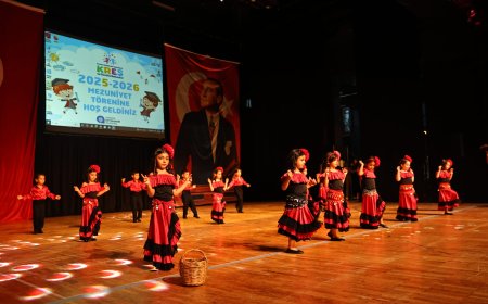 AKM'de Duygu Dolu Mezuniyet! Antalya Büyükşehir'in Minikleri Kep Attı