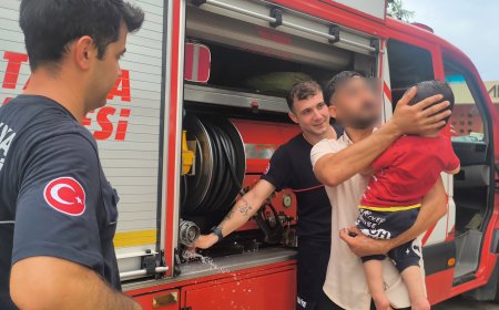 Antalya'da Araçta Kilitli Kalan 1 Yaşındaki Çocuğu İtfaiye Kurtardı