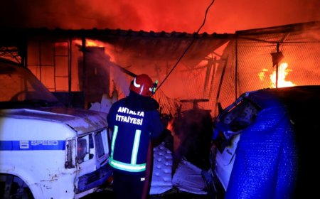 Antalya'da Gece Çıkan Yangında İş Yeri ve 3 Araç Küle Döndü