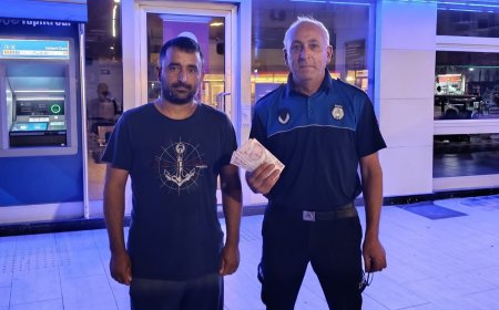 Serik'te ATM'de Unutulan Yüklü Miktardaki Parayı Zabıta'ya Teslim Etti