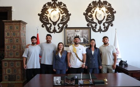 Başpehlivan Erkan Taş ve Başkan Vekili Büşra Özdemir'den Edirne Belediyesi'ne Ziyaret