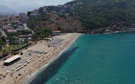 Alanya’da Sıcak Hava Sahilleri Doldurdu! Kleopatra Plajı’nda Yoğunluk Yaşandı