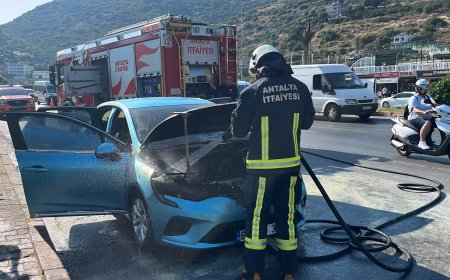 Alanya'da Seyir Halindeki Otomobil Alev Aldı! Yangına Orman İşletme Personeli İlk Müdahaleyi Yaptı