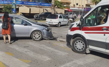 Manavgat'ta İki Otomobil Çarpıştı: Kazada 2 Sürücü Yaralandı