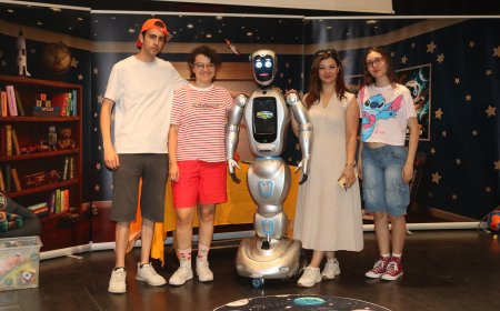 Antalya'da Bir İlk: Yapay Zekâ Destekli İnsansı Robot Çocuk Tiyatrosunda Sahneye Çıktı